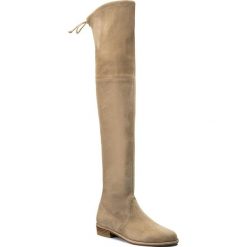 Muszkieterki STUART WEITZMAN - Lowland XL92906 Mojave Suede. Brązowe kozaki damskie skórzane marki Stuart Weitzman. W wyprzedaży za 1829,00 zł.