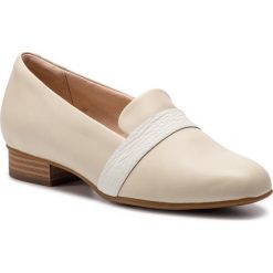 Półbuty CLARKS - Juliet Ariel 261399914 Ivory. Brązowe półbuty damskie Clarks, na co dzień, bez wzorów, ze skóry, bez obcasa, na obcasie, bez zapięcia. W wyprzedaży za 209,00 zł.
