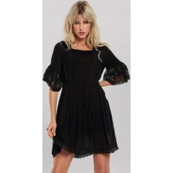 Czarna Sukienka Treselle. Czarne sukienki damskie other, na lato, s, z aplikacjami, z wiskozy, bez kołnierzyka, bez rękawów, mini, rozkloszowane. Za 114,99 zł.