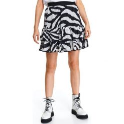 Mini spódniczka damska we wzory. Czarne spódniczki damskie Top Secret, na co dzień, na lato, bez wzorów, mini. W wyprzedaży za 79,99 zł.