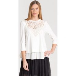 BLUZKA TWINSET. Białe bluzki damskie Twinset, w koronkowe wzory, z materiału, z okrągłym kołnierzem, bez rękawów. Za 611,40 zł.