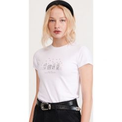 T-shirt ze świątecznym motywem - Biały. Białe t-shirty damskie Reserved, s, bez wzorów, wizytowe, bez kołnierzyka. Za 29,99 zł.