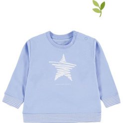Bluza w kolorze błękitno-białym. Niebieskie bluzy niemowlęce bellybutton, z nadrukiem, z bawełny, bez rękawów, bez kaptura. W wyprzedaży za 42,95 zł.