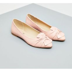 Baleriny z kokardą. Różowe baleriny damskie Moodo, bez wzorów, bez obcasa. Za 14,99 zł.