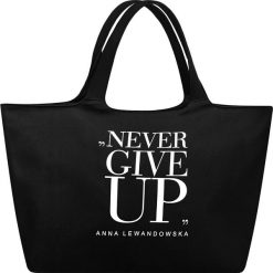 Torba uniwersalna Anna Lewandowska Never Give Up czarna. Czarne torebki damskie sportowe Healthy Plan by Ann, z nadrukiem, z bawełny, sportowe, bez dodatków. Za 139,00 zł.