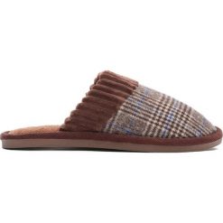 Brązowe Kapcie Comfortable Morning. Brązowe kapcie męskie Born2be, z materiału. Za 39,99 zł.