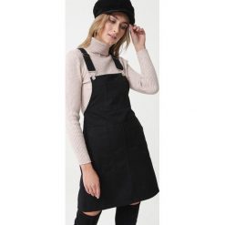 Czarna Sukienka Amble. Czarne sukienki damskie Born2be, s, bez wzorów, bez kołnierzyka, bez rękawów. Za 99,99 zł.