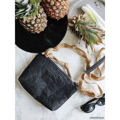 Ananas Bag black - wegańska torebka. Czarne torebki klasyczne damskie Pakamera, bez wzorów, na ramię, bez dodatków. Za 399,00 zł.