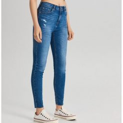 Jeansy push up - Niebieski. Niebieskie jeansy damskie Cropp. Za 99,99 zł.