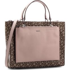 Torebka DKNY - Mott Med Tote Logo R82AJ593 Chino Logo/Ico BLS. Pomarańczowe chinosy damskie DKNY, bez wzorów, ze skóry ekologicznej, klasyczne, bez dodatków. W wyprzedaży za 489,00 zł.