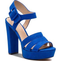 Sandały GUESS - Lylah FL6LYL SUE03 BLUE. Niebieskie klapki damskie Guess, z aplikacjami, z zamszu, bez obcasa, na obcasie. W wyprzedaży za 619,00 zł.
