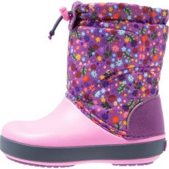 Buty zimowe damskie: Crocs CROCBAND LODGEPOINT GRAPHIC RELAXED FIT Śniegowce amethyst/party pink