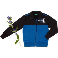 Bluza w kolorze niebiesko-czarnym. Niebieskie bluzy niemowlęce Benetton Kids, z nadrukiem, bez rękawów, bez kaptura. W wyprzedaży za 62,95 zł.