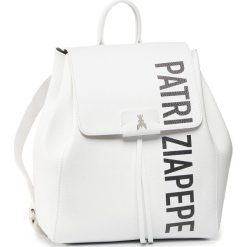 Plecak PATRIZIA PEPE - 2V9112/A6P6-FA04 Whitelack. Białe plecaki damskie Patrizia Pepe, bez wzorów, ze skóry, klasyczne. Za 1139,00 zł.