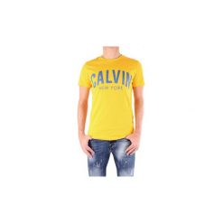 T-shirty z krótkim rękawem Calvin Klein Jeans J30J306909. Żółte t-shirty męskie marki Calvin Klein Jeans, xxl, bez wzorów, z jeansu, bez kołnierzyka, krótkie. Za 240,08 zł.