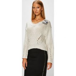 Guess Jeans - Sweter. Szare swetry klasyczne damskie marki Guess Jeans, s, z aplikacjami, z bawełny. W wyprzedaży za 319,90 zł.