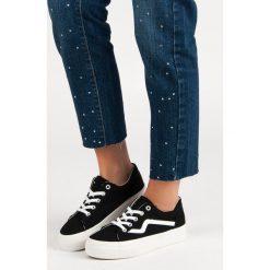 MODNE CZARNE TRAMPKI. Czarne trampki i tenisówki damskie marki KYLIE, bez wzorów, bez zapięcia. Za 76,90 zł.