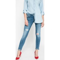 Guess Jeans - Jeansy. Niebieskie jeansy damskie marki Guess Jeans, z obniżonym stanem. W wyprzedaży za 269,90 zł.