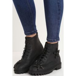 Czarne Botki Black Star. Czarne botki damskie saszki marki Born2be, z nubiku, retro, na sznurówki. Za 74,99 zł.