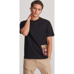 T-shirt z nadrukiem Mona Lisa - Czarny. Czarne t-shirty męskie Reserved, xl, z nadrukiem. Za 79,99 zł.