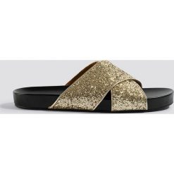 NA-KD Shoes Brokatowe klapki - Gold. Szare chodaki damskie NA-KD Shoes, w paski. Za 100,95 zł.