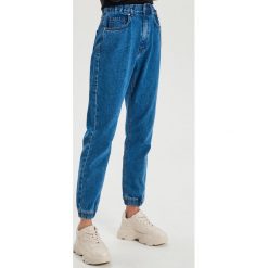 Jeansy cargo z łańcuchem - Niebieski. Niebieskie jeansy damskie Cropp. Za 119,99 zł.