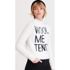 Sweter z napisem - Kremowy. Białe swetry damskie Reserved, m, z napisami. W wyprzedaży za 29,99 zł.