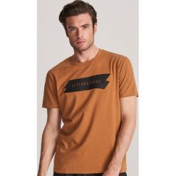 T-shirt z napisem - Brązowy. Pomarańczowe t-shirty męskie Reserved, s, z napisami. Za 39,99 zł.