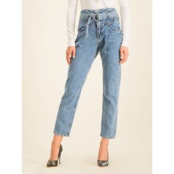 Jeansy Regular Fit Guess The It Girl High W01A70 D3Y03. Niebieskie jeansy damskie Guess. W wyprzedaży za 419,00 zł.