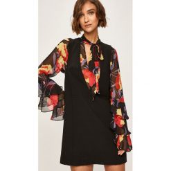 Pepe Jeans - Sukienka Vivi. Czarne sukienki damskie Pepe Jeans, na co dzień, s, bez wzorów, z elastanu, biznesowe, bez kołnierzyka, bez rękawów, mini, proste. W wyprzedaży za 249,90 zł.