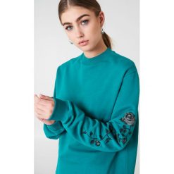 NA-KD Bluza z wyszywanymi różami na rękawach - Green,Turquoise. Zielone długie bluzy damskie marki NA-KD. W wyprzedaży za 80,37 zł.