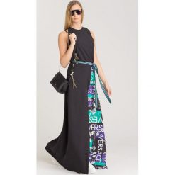 SUKIENKA Versace Jeans. Czarne sukienki damskie Versace Jeans, na imprezę, w paski, z jeansu, z okrągłym kołnierzem, bez rękawów, maxi, z odkrytymi ramionami. Za 1371,30 zł.