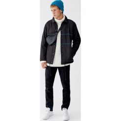Kurtka z kontrastowymi przeszyciami. Czarne kurtki męskie Pull&Bear, m, bez wzorów, bez kaptura. Za 109,00 zł.