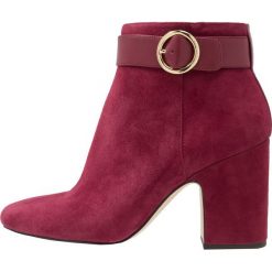 MICHAEL Michael Kors ALANA BOOTIE Ankle boot mulberry. Czarne botki damskie skórzane marki MICHAEL Michael Kors, przed kolano, na wysokim obcasie. Za 1049,00 zł.