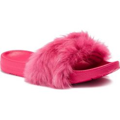 Klapki UGG - W Royale 1018875 W/Ssng. Różowe klapki damskie Ugg, bez wzorów, ze skóry, bez obcasa. W wyprzedaży za 299,00 zł.