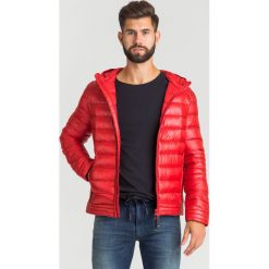KURTKA PIKOWANA GUESS. Czerwone płaszcze męskie Guess, s, z aplikacjami, bez kaptura. Za 729,00 zł.