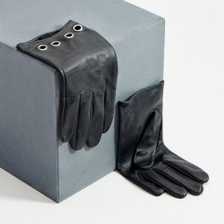 Skórzane rękawiczki z eyeletami - Czarny. Czarne rękawiczki damskie Mohito, bez wzorów. Za 89,99 zł.