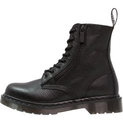 Dr. Martens 1460 PASCAL ZIP 8 EYE BOOT Botki sznurowane black. Czarne botki damskie skórzane marki Dr. Martens, na sznurówki. Za 739,00 zł.