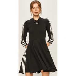 Adidas Performance - Sukienka. Czarne sukienki damskie adidas Performance, na co dzień, s, z aplikacjami, z bawełny, casualowe, z okrągłym kołnierzem, bez rękawów, mini, rozkloszowane. W wyprzedaży za 249,90 zł.