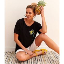 T-shirt z cekinową aplikacją. Czarne t-shirty damskie DRYWASH, z aplikacjami, bez kołnierzyka. W wyprzedaży za 29,99 zł.