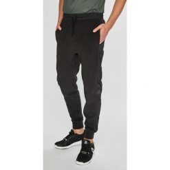 Reebok - Spodnie. Czarne spodnie męskie Reebok, m, z bawełny, sportowe. W wyprzedaży za 129,90 zł.