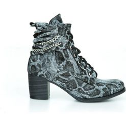 Sznurowane botki na obcasie - skóra naturalna - model 451 - kolor czarny wąż. Czarne botki damskie Zapato, na zimę, ze skóry, eleganckie, za kostkę, na wysokim obcasie, na obcasie, na sznurówki. W wyprzedaży za 319,20 zł.