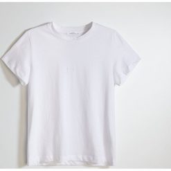 T-shirt z bawełny organicznej z mini nadrukiem - Biały. Białe t-shirty damskie Reserved, s, z nadrukiem, z bawełny, bez kołnierzyka. Za 39,99 zł.