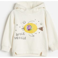 Bawełniana bluza z aplikacją -. Bluzy męskie Reserved, z aplikacjami, z bawełny, bez kołnierzyka, bez rękawów, bez kaptura. Za 55,99 zł.