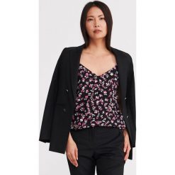 Wiskozowy top w kwiaty - Wielobarwny. Topy damskie Reserved, s, w kwiaty, z wiskozy, bez kołnierzyka. Za 69,99 zł.