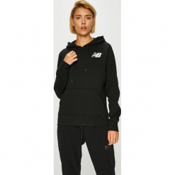 New Balance - Bluza. Czarne bluzy z kapturem damskie marki New Balance, l, z nadrukiem, z bawełny. W wyprzedaży za 199,90 zł.