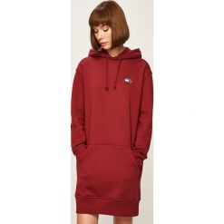 Tommy Jeans - Sukienka. Niebieskie sukienki damskie Tommy Jeans, na co dzień, s, bez wzorów, z elastanu, casualowe, z okrągłym kołnierzem, z długim rękawem, długie, mini, proste. W wyprzedaży za 329,90 zł.