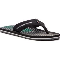 Japonki TOMMY HILFIGER - Striped Footbed Beach Sandal FM0FM01933 Black 990. Czarne klapki męskie TOMMY HILFIGER, bez wzorów, z tworzywa sztucznego. W wyprzedaży za 119,00 zł.