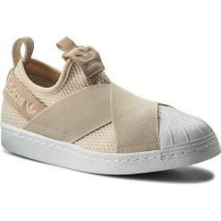 Buty adidas - Superstar SlipOn W CQ2383 Linen/Linen/Ftwwht. Brązowe buty sportowe damskie Adidas, ze skóry, na płaskiej podeszwie. W wyprzedaży za 259,00 zł.
