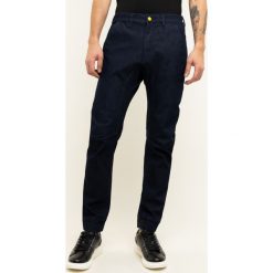 Jeansy Slim Fit Guess M01A24 D3Y81. Niebieskie jeansy męskie Guess, m, z aplikacjami. W wyprzedaży za 359,00 zł.